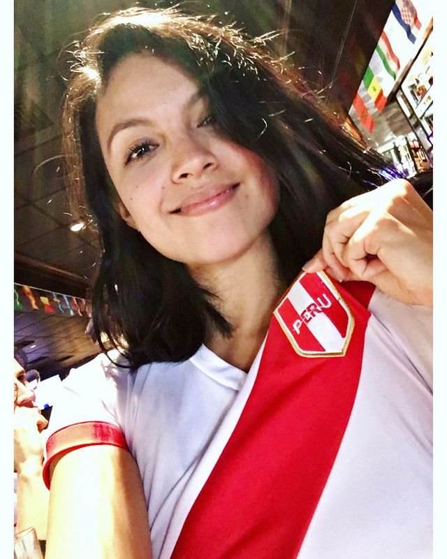 Lindas-peruanitas-vistiendo-la-camiseta-de-la-seleccion-peruana